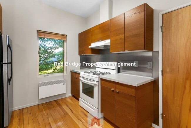 Building Photo - 2320 SE Morrison St