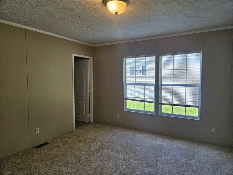 Building Photo - 60 Lynnwood Cir