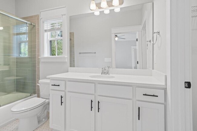 Building Photo - 2 bedroom with bonus space in Cahaba Heights!