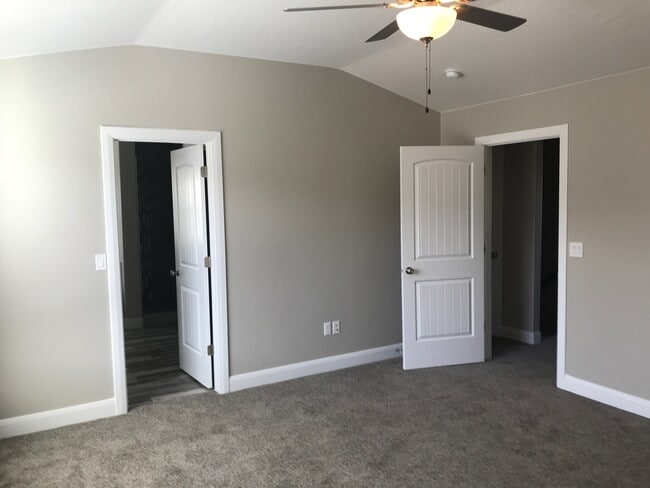 Building Photo - Townhouse In Santa Clara, Close To New Med...