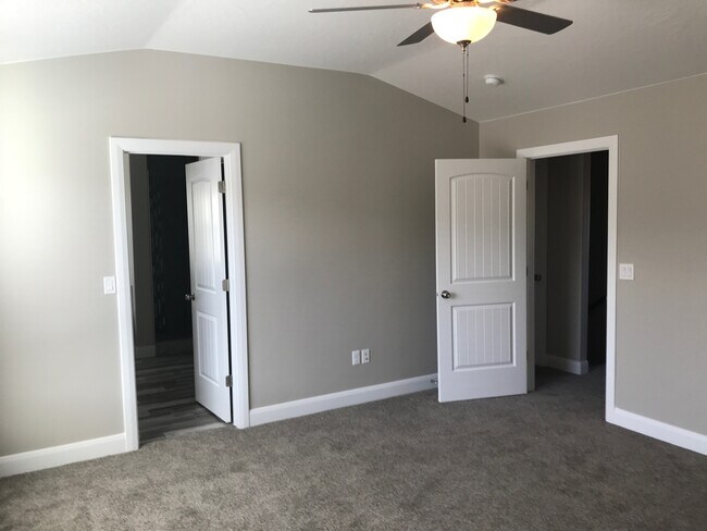 Building Photo - Very nice Townhouse in Santa Clara, with a POOL!!