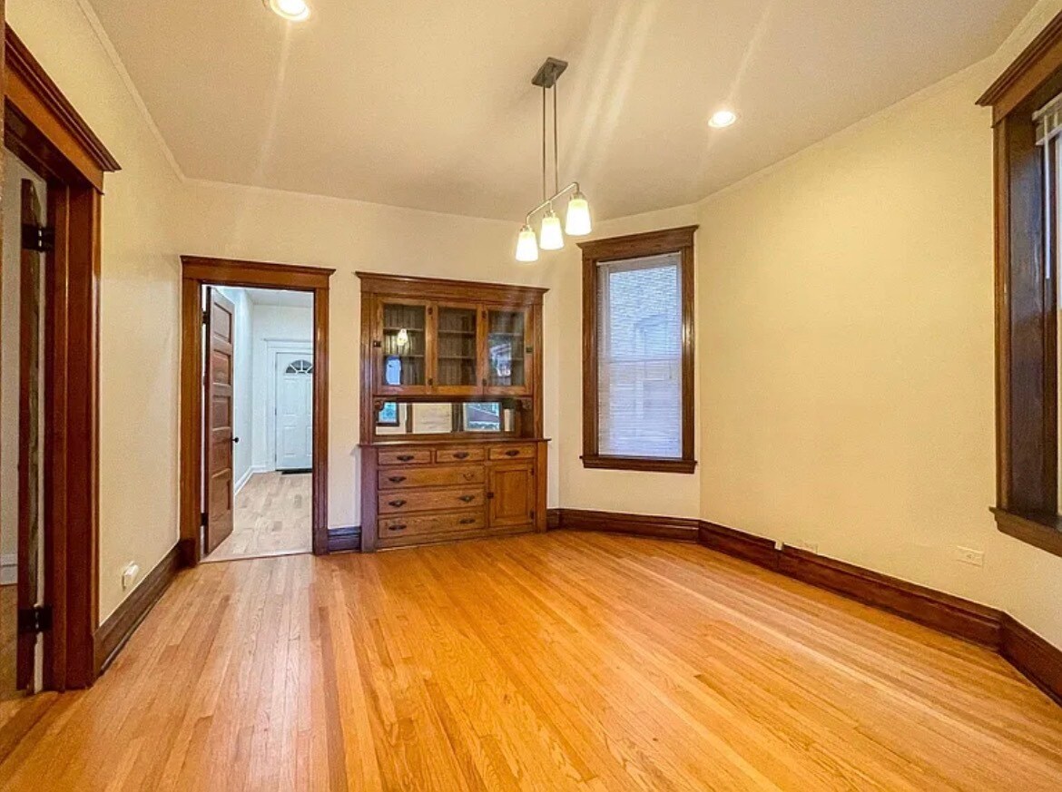 Building Photo - 1613 W Berwyn Ave