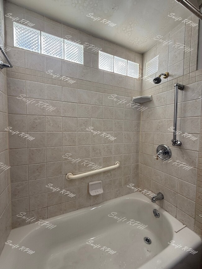 Building Photo - 7003 E 113th St