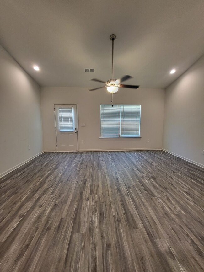 Building Photo - Cute, Well Maintained, Ranch Close to Mountain Island Lake