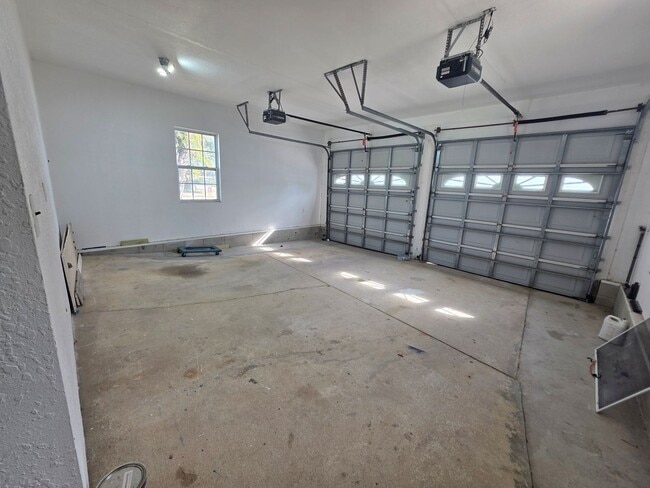 Building Photo - Spacious 5 Bedroom Home with Pool in Crystal Lake Homesites