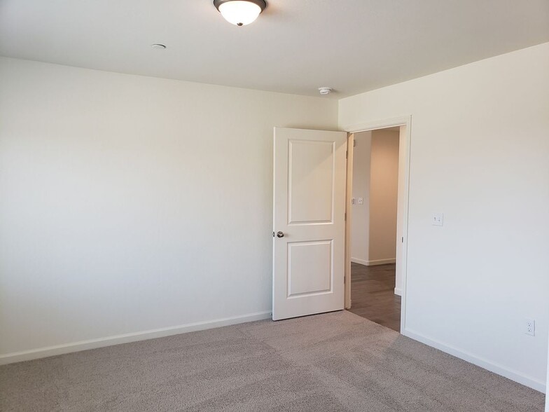 Building Photo - 2327 N Chateau Wy