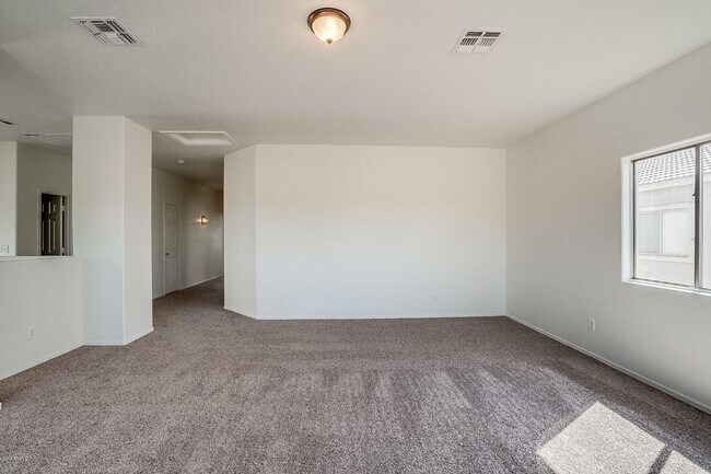 Building Photo - Charming 4 Bedroom 3 Bath 3 Car garage Hom...