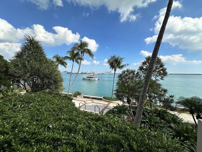 Building Photo - 520 Brickell Key Dr