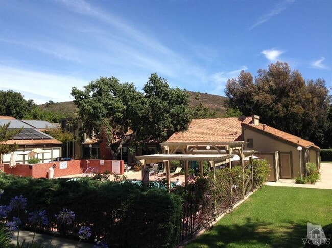 Building Photo - 245 Oak Leaf Dr