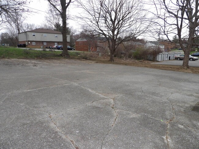 Building Photo - 207 Landings Dr