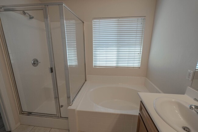 Building Photo - Charming 3-Bedroom Home in Valencia's Cree...