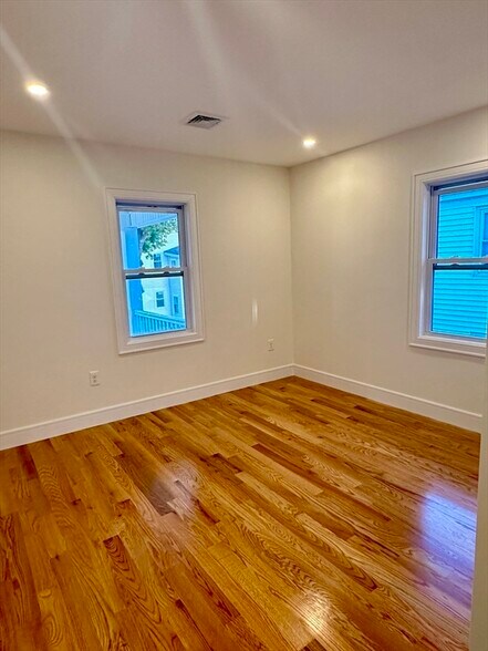 Building Photo - 173 Safford St