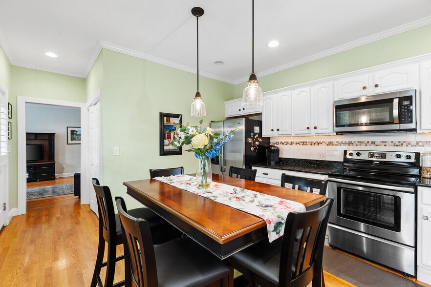 Building Photo - 46 Yale Ave