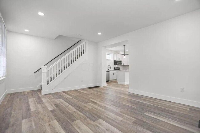 Building Photo - 852 Oakwood Ave