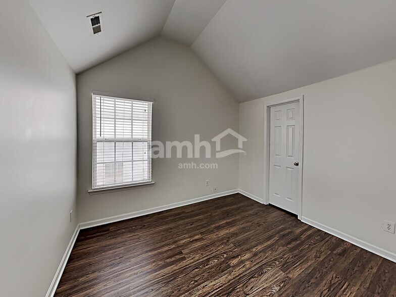 Building Photo - 1568 Pebble Ridge Dr