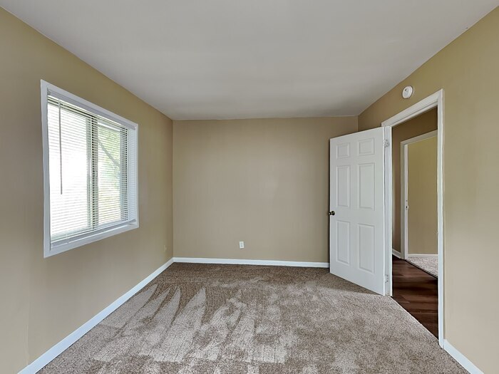 Building Photo - 890 Edgewood Dr