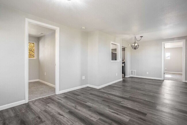 Building Photo - Cute Single Family Home Ready Now!