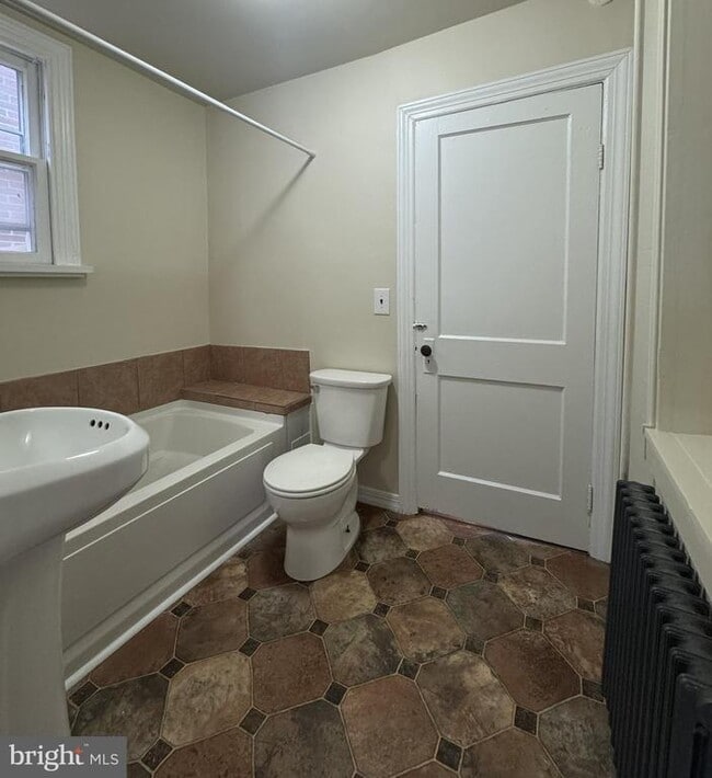 Building Photo - 211 S Maple Ave