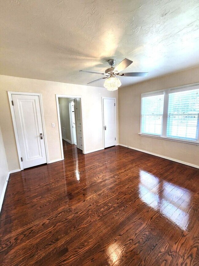 Building Photo - AMAZING 3 BED, 2 BATH Plus Study MILLERS ADDITION NW OKC