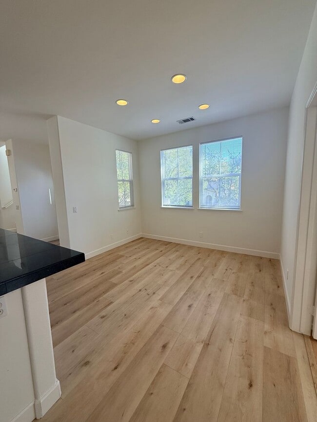 Building Photo - Beautiful Tri-Level Home in Prestigious Oa...