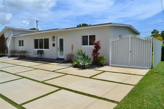 Building Photo - 3221 SW 93rd Pl