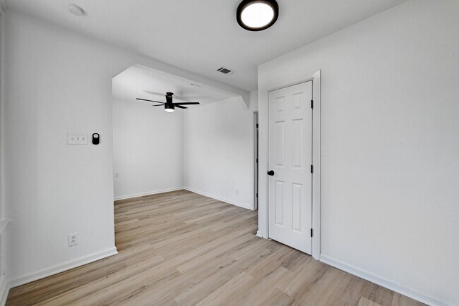 Building Photo - 8 bed 5 Bath house in center of West campus Pre Lease Aug 2026