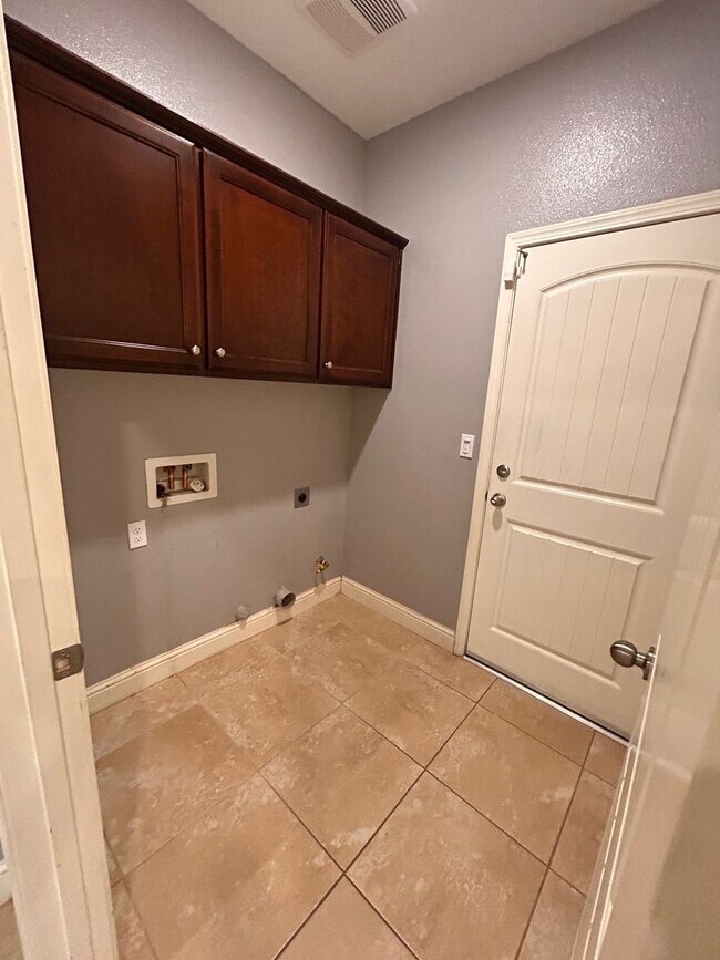 Building Photo - Beautiful home for rent in Visalia with a pool!