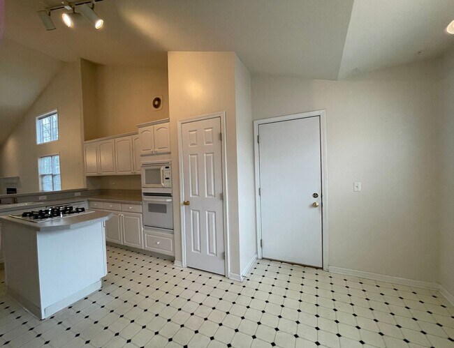Building Photo - 4368 Pond Ridge Ct