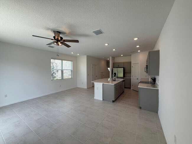 Building Photo - 3 Bedroom 2.5 Bath Townhouse W/1 Car garag...