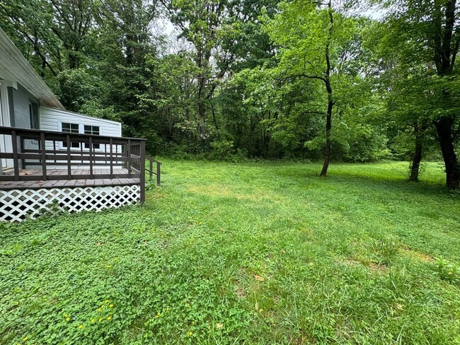 Building Photo - Private and convenient 3 bed/1 bath with large backyard