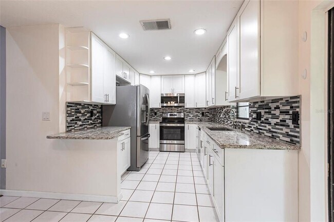 Building Photo - 5846 Deer Hollow Ln E