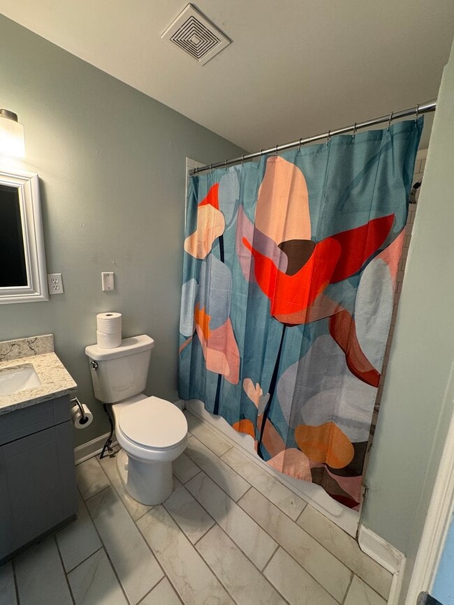 Building Photo - 3 bed, 2.5 bath home with spacious layout and oversized den/bonus room. Features include a fully ...