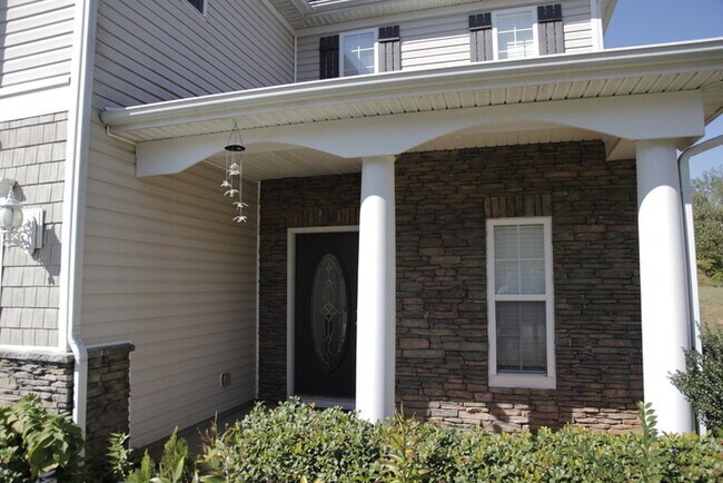 Building Photo - Delightful 3bd/2.5bth home with a private back yard!
