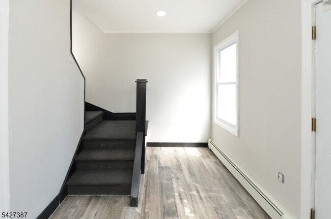 Building Photo - 142 Grand Ave