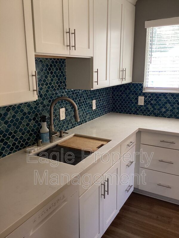 Building Photo - 1336 School St