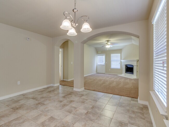 Building Photo - 4 Bedrooms/2 Baths in Falling Springs Addition - Deer Creek Schools - Community Pool