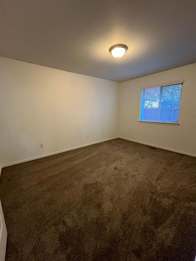 Building Photo - 3 bedroom, 2 bathroom single story home in...