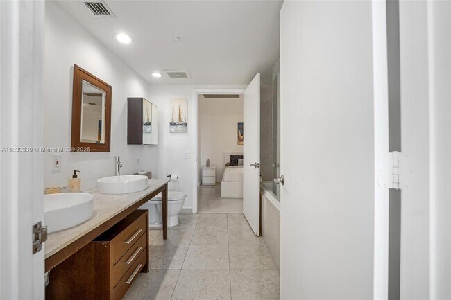 Building Photo - 485 Brickell Ave