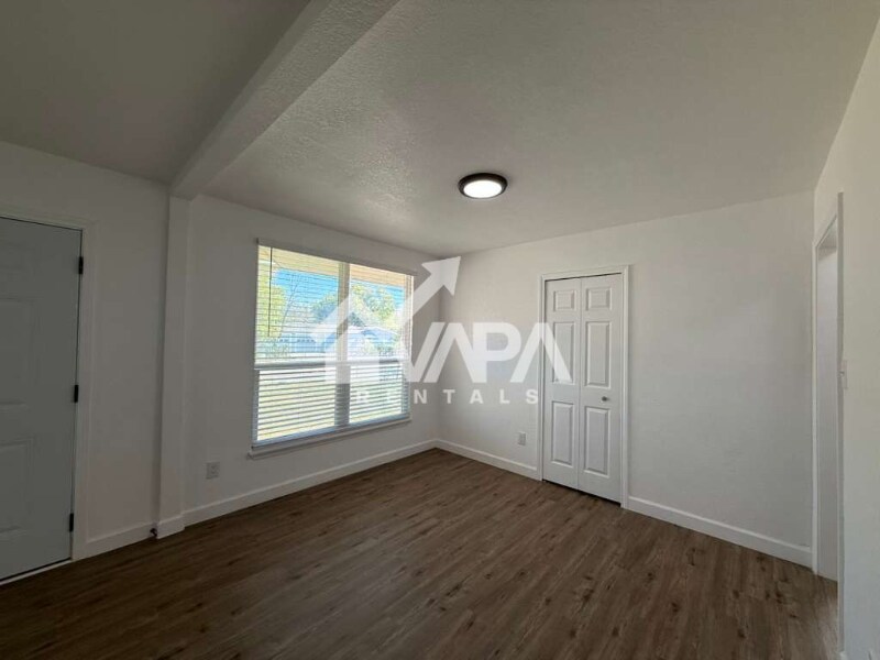 Building Photo - 411 Yolanda Dr