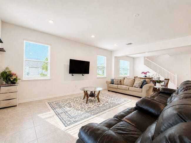 Building Photo - Experience modern & expansive living in this corner-lot 5Bedrooms/3.5Bath home at Ocala!