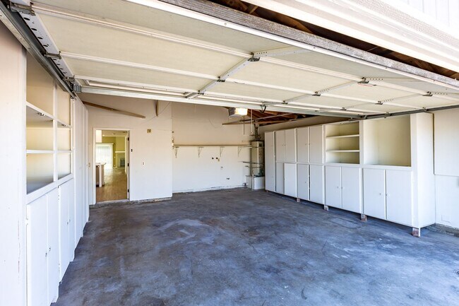 Building Photo - 2 bedroom home with wonderful location A MILE FROM THE BEACH