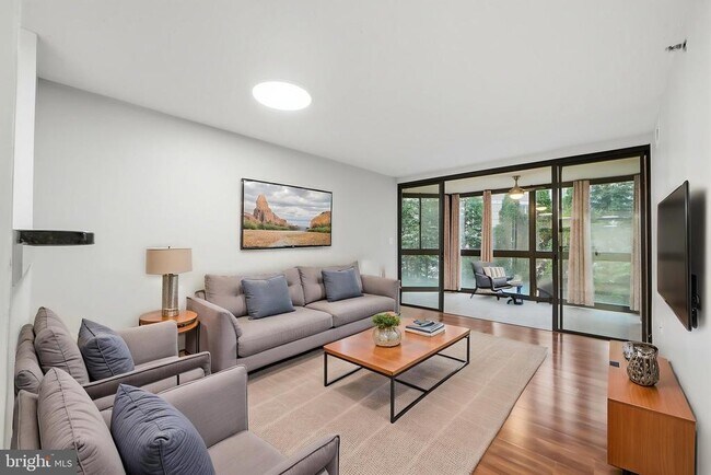 Building Photo - 1001 N Randolph St