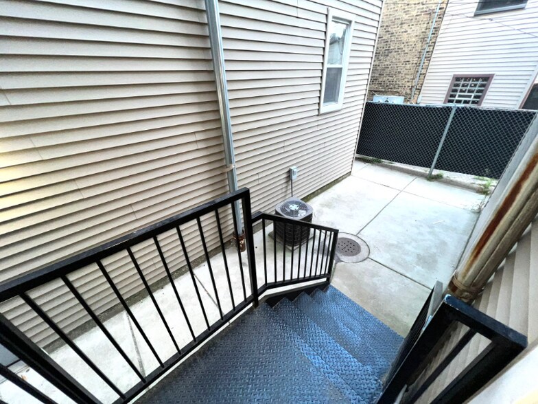 Building Photo - 3105 W Diversey Ave