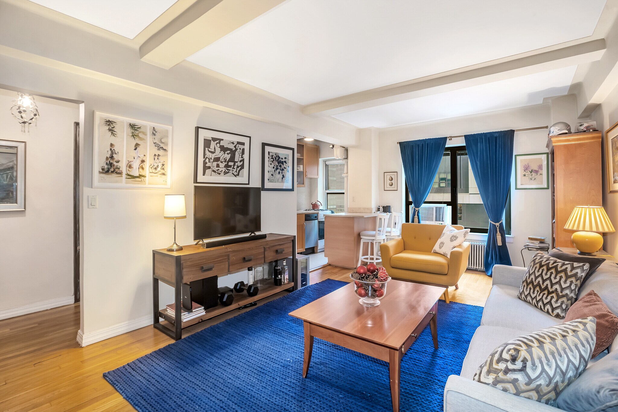 Living Room - Spacious 1-bedroom to rent - 227 E 57th St