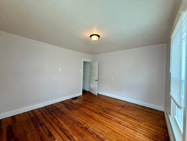 Building Photo - 37 N Kinzer Rd