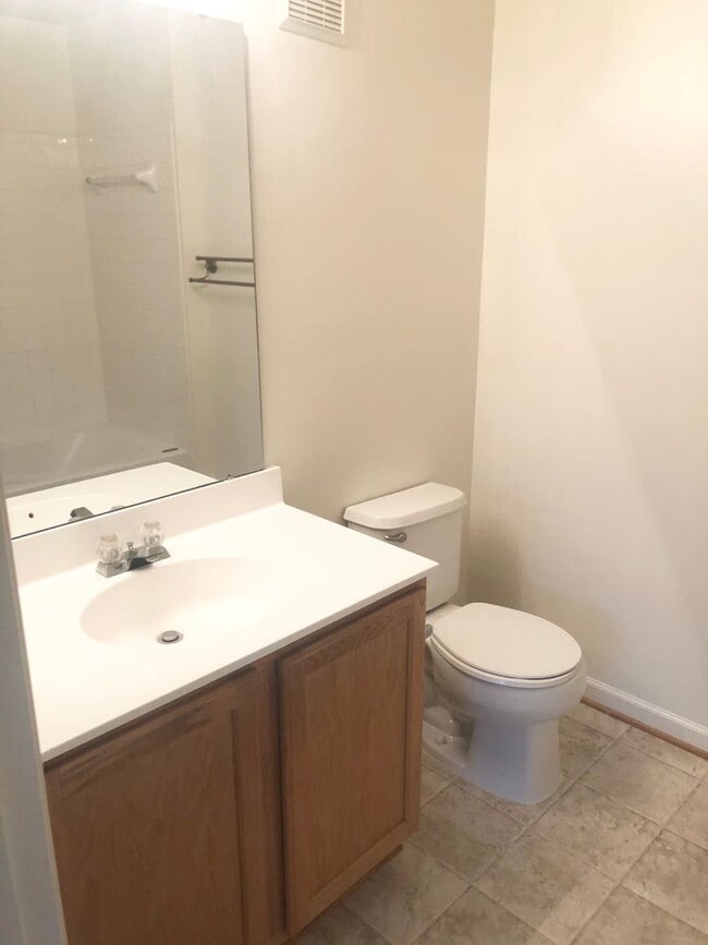 Building Photo - Bright Condo in Convenient Location