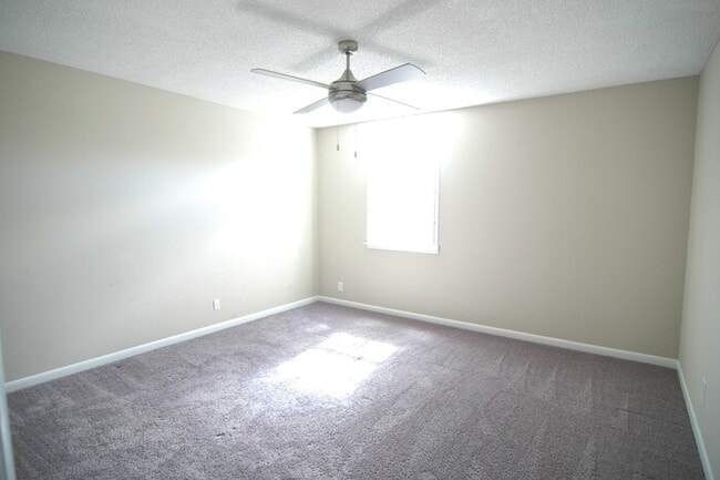 Building Photo - 2 Bedroom / 1.5 Bathroom Townhome in Madison Available Now!