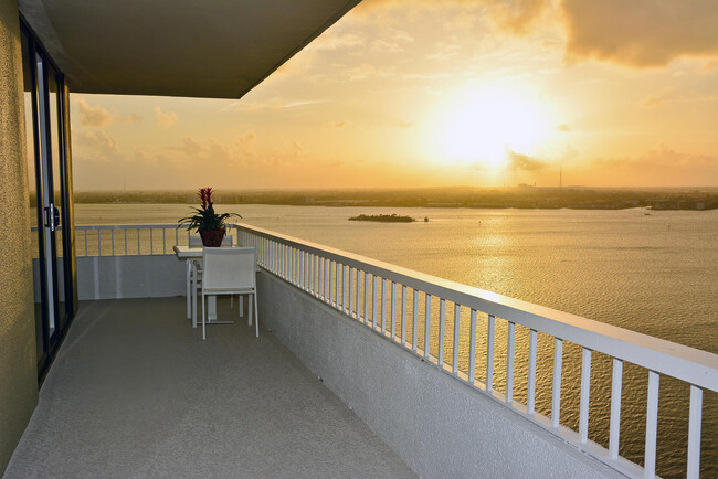 Building Photo - 5510 N Ocean Dr