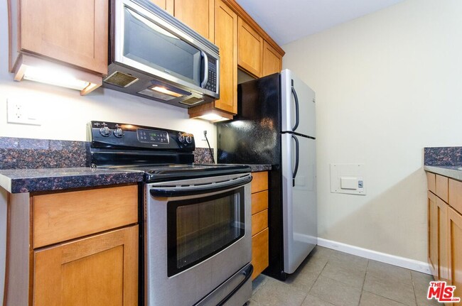 Building Photo - 10982 Roebling Ave