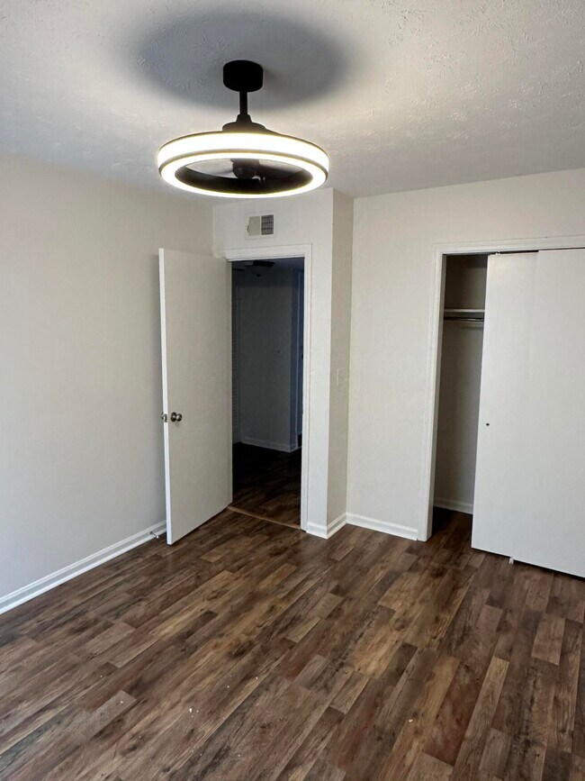 Building Photo - 904 Plaza Dr